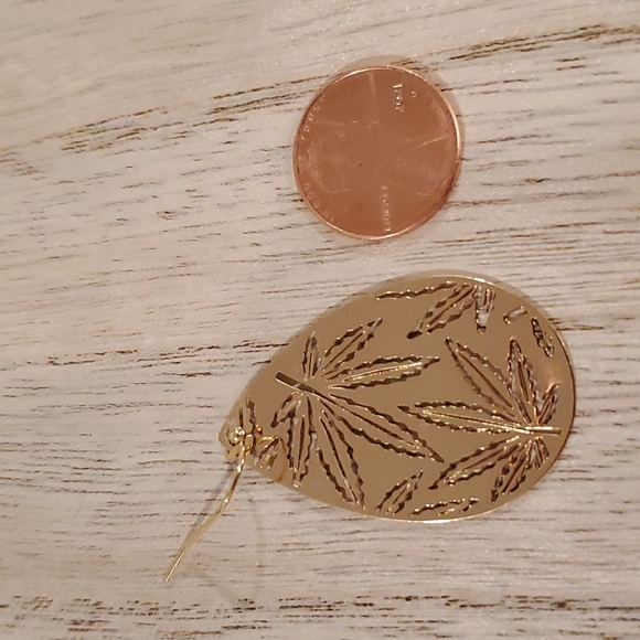 Metal leaf 420 print graphics goldtone pierced Teardrop - Picture 5 of 7